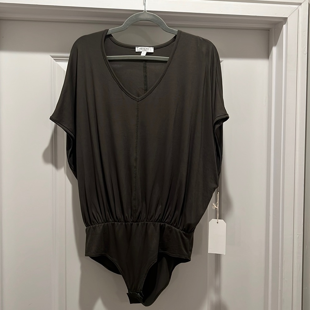 T-shirt v-neck bodysuit